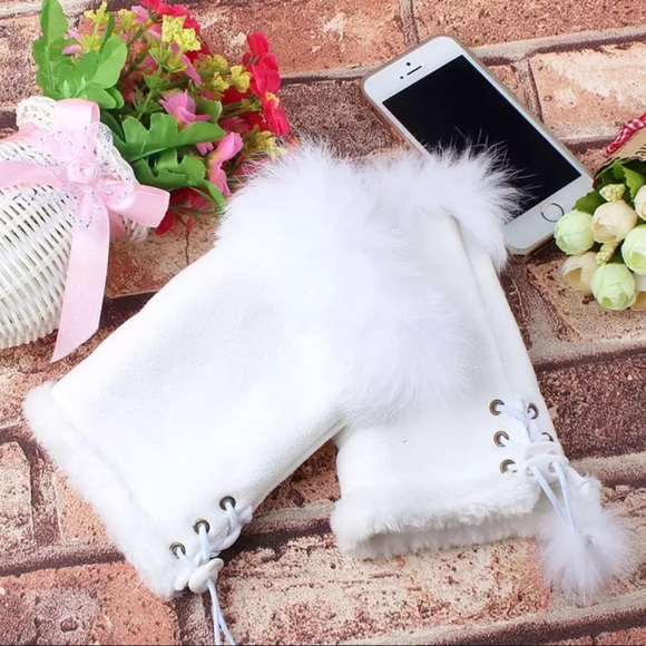 Faux suede fingerless gloves with fur trimmings - Picture 2 of 4